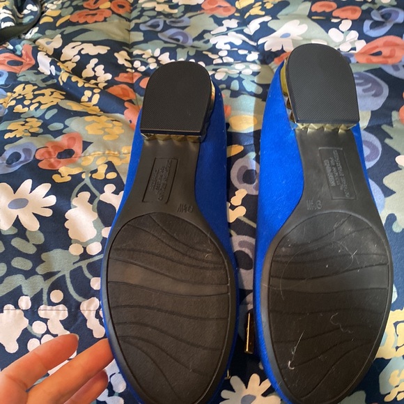 Cute blue flats with gold accents. 9 1/2 Wide - Picture 2 of 5